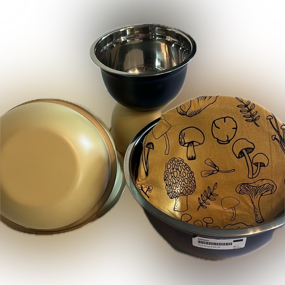 stainless steel & matte “yellow sunrise” 1.5, 3 & 5 quart set of 3 bowls-NWT - Picture 7 of 16